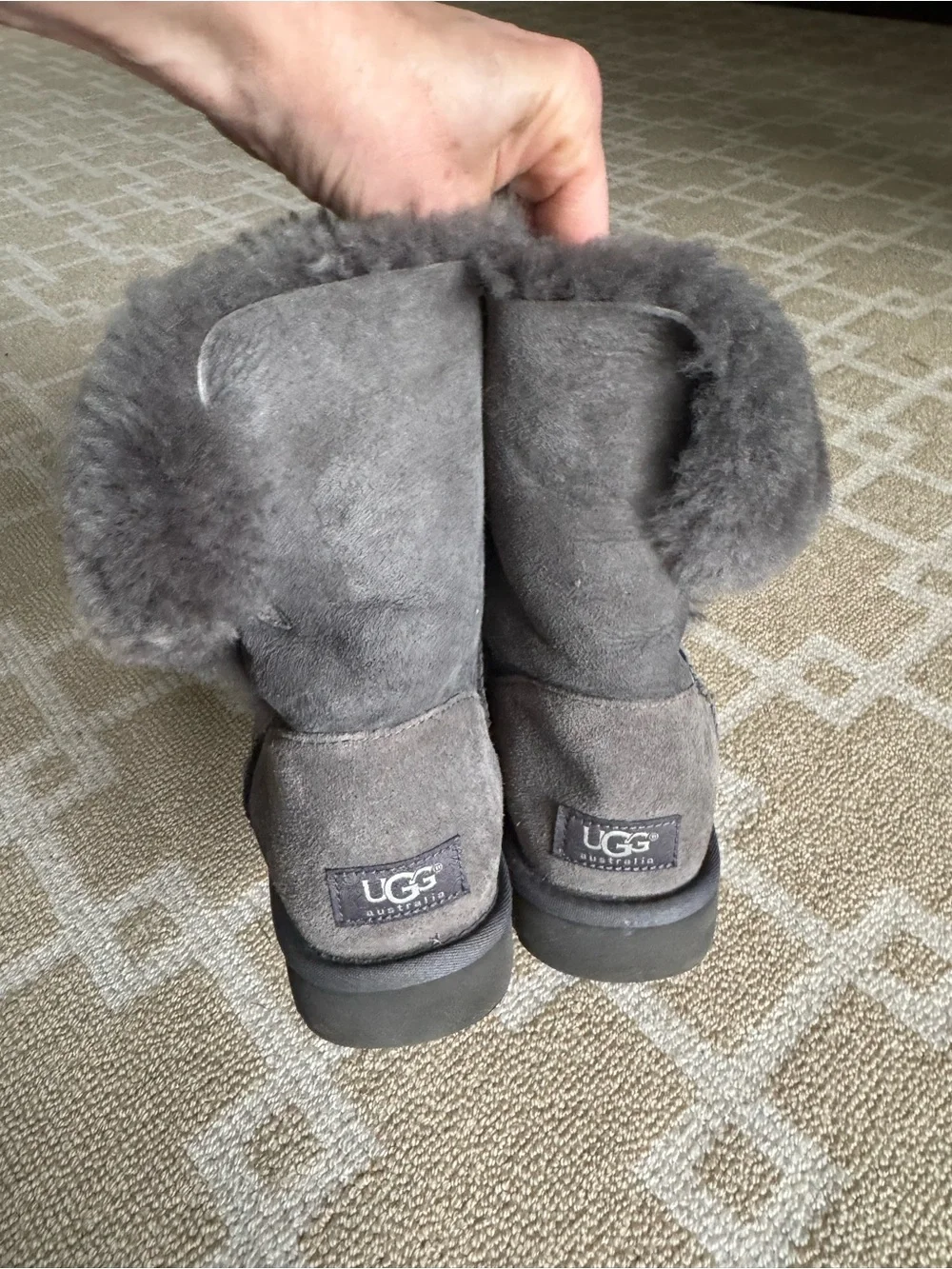 UGG Bailey Button II Shearling Boots Gray Suede Fur Lined Cozy Lounge Size 9